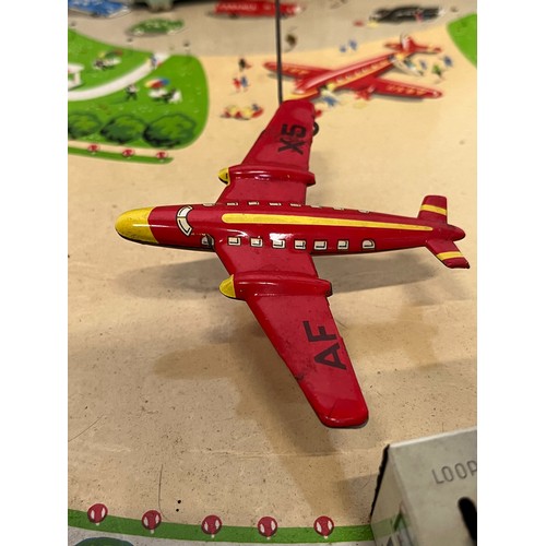 375 - Lithographed tinplate clock work model Airport with circling plane, in original box. 38 cm x 25 cm.
... 
