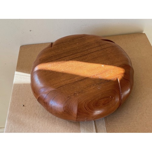 279 - Treen, a leaf form bowl and a carved pocket.

This lot is available for in-house shipping