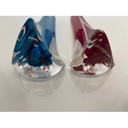 286 - A pair of art glass vases 23 cm high.

This lot is available for in-house shipping