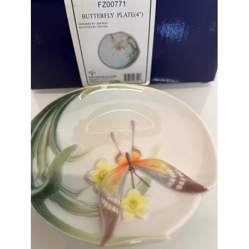 299 - Franz Pottery butterfly plate, boxed.

This lot is available for in-house shipping