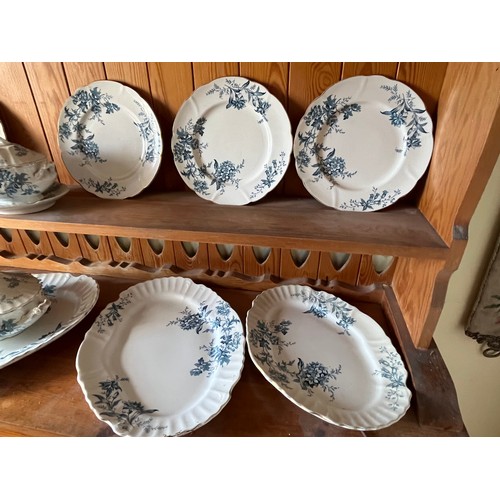 344 - A collection of Doulton Burslem table wares, Devon Spray pattern, 24 pieces.

This lot is collection... 