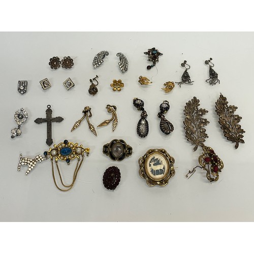 357 - Charm bracelets, charms and a ear rings.

This lot is available for in-house shipping