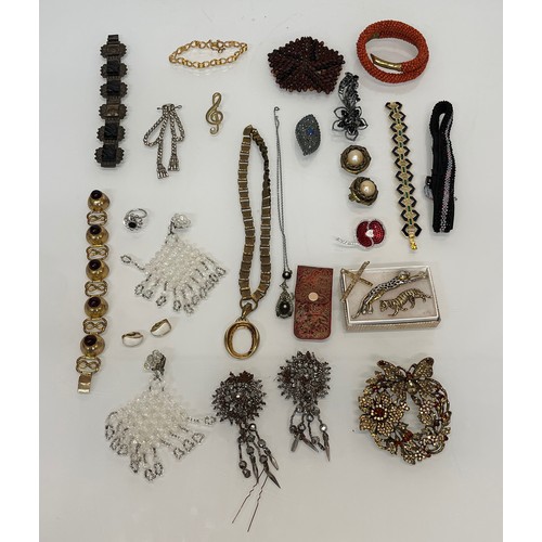 358 - A collection of costume jewellery.

This lot is available for in-house shipping