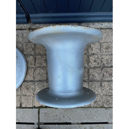 365 - Pair of large cast iron industrial harbour mooring fittings 45 cm and 37 cm in dia x 37 cm high.

Th... 