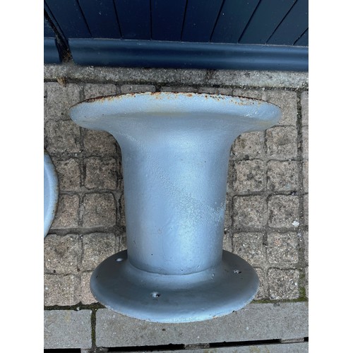 365 - Pair of large cast iron industrial harbour mooring fittings 45 cm and 37 cm in dia x 37 cm high.

Th... 