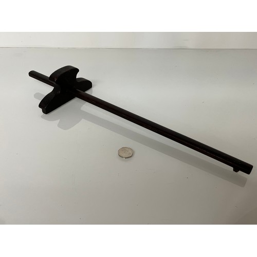 472 - Carpenter panel gauge, 52 cm long.

This lot is available for in-house shipping