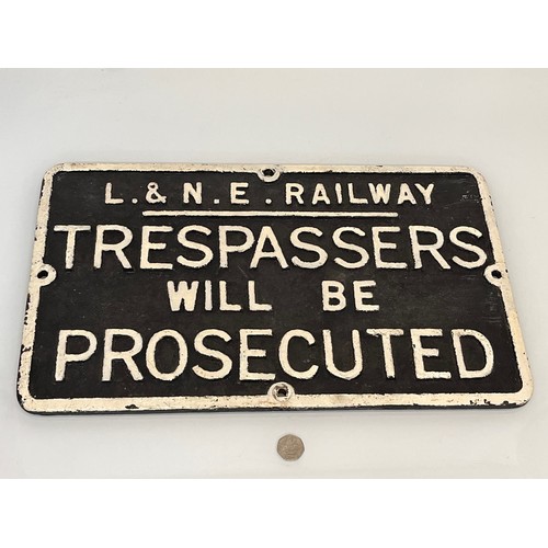 414 - Railwayania, an original L & NE Railway cast iron warning sign, 53 cm x 32 cm.

This lot is collecti... 