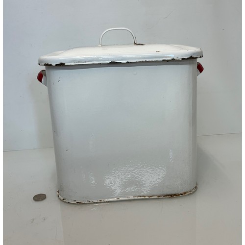19 - Enamelled bread bin 32 cm x 26 cm x 34 cm high.

This lot is available for in-house shipping