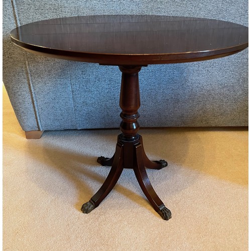 56 - Oval topped drop leaf side table.

This lot is collection only by appointment from CB11 3UZ postcode