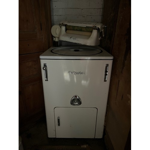 153 - A white enamelled Hotpoint washing machine and mangle.

This lot is collection only.