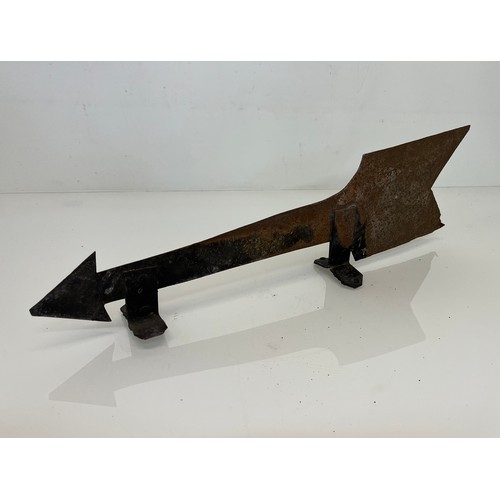 171 - Wrought iron blacksmith made directional arrow possibly from a weather vane. 50 cm long.

This lot i... 