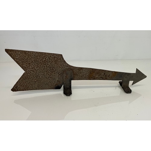 171 - Wrought iron blacksmith made directional arrow possibly from a weather vane. 50 cm long.

This lot i... 