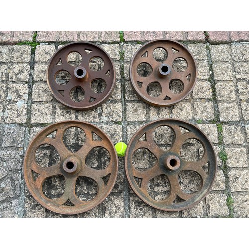 172 - Two pairs of Victorian era cast iron trolley wheels 40 cm in diameter and 32 cm in diameter.

This l... 