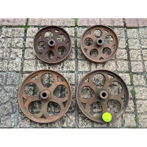 172 - Two pairs of Victorian era cast iron trolley wheels 40 cm in diameter and 32 cm in diameter.

This l... 