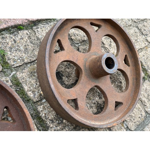 172 - Two pairs of Victorian era cast iron trolley wheels 40 cm in diameter and 32 cm in diameter.

This l... 