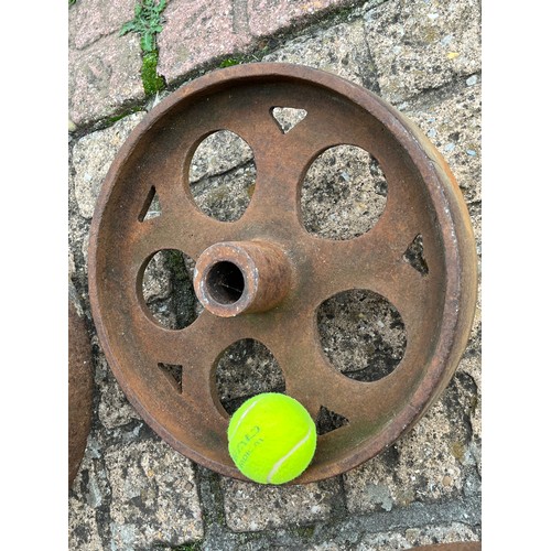 172 - Two pairs of Victorian era cast iron trolley wheels 40 cm in diameter and 32 cm in diameter.

This l... 