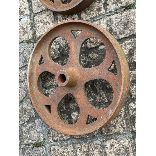 172 - Two pairs of Victorian era cast iron trolley wheels 40 cm in diameter and 32 cm in diameter.

This l... 