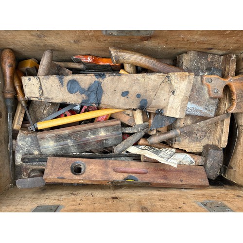 471 - Tools, mixed quantity of hand tools, as shown.
No Box.

This lot is collection only.