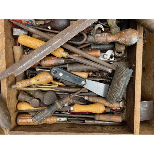 471 - Tools, mixed quantity of hand tools, as shown.
No Box.

This lot is collection only.