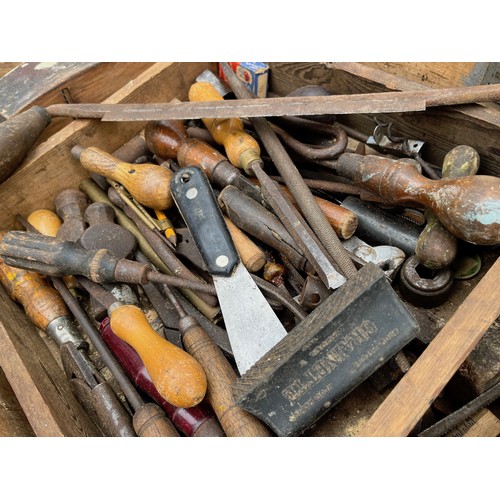 471 - Tools, mixed quantity of hand tools, as shown.
No Box.

This lot is collection only.