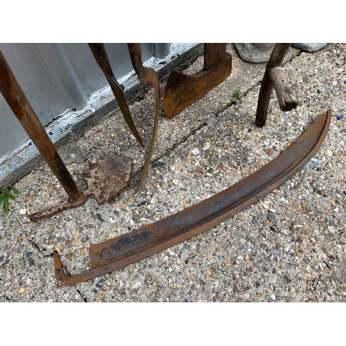 178 - Hand tools, a two handed Scythe, a 7 lb Royal Oak axe etc, 5 items in all.

This lot is collection o... 