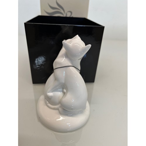 183 - A boxed Royal Doulton figurine, Kissing Cats.

This lot is available for in-house shipping