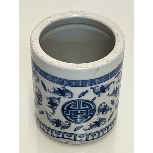 205 - Oriental ceramic brush pot 12 cm tall a 10 cm in diameter.

This lot is available for in-house shipp... 