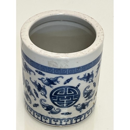 205 - Oriental ceramic brush pot 12 cm tall a 10 cm in diameter.

This lot is available for in-house shipp... 