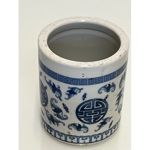 205 - Oriental ceramic brush pot 12 cm tall a 10 cm in diameter.

This lot is available for in-house shipp... 