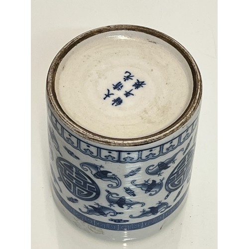 205 - Oriental ceramic brush pot 12 cm tall a 10 cm in diameter.

This lot is available for in-house shipp... 