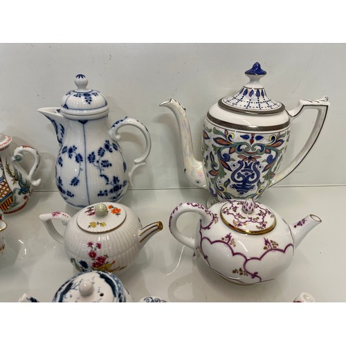 443 - A collection of twelve decorative tea pots, Spode, V & A collection, Coalport etc.

This lot is avai... 