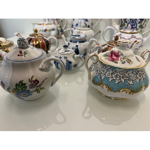 443 - A collection of twelve decorative tea pots, Spode, V & A collection, Coalport etc.

This lot is avai... 