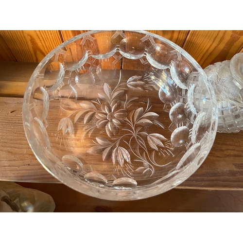 379 - Mixed glass wares, two bowls and a dessing table pot.

This lot is collection only