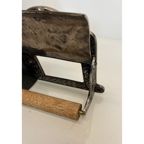 21 - Nickel plated cast iron toilet roll holder. 15 cm high.

This lot is available for in-house shipping