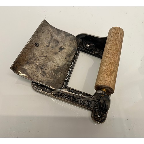 21 - Nickel plated cast iron toilet roll holder. 15 cm high.

This lot is available for in-house shipping