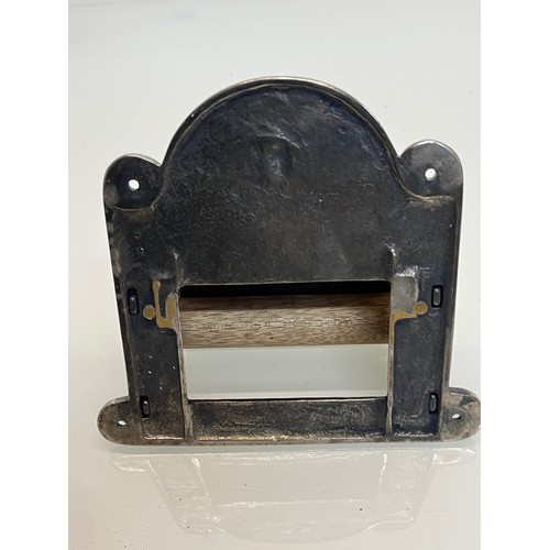 21 - Nickel plated cast iron toilet roll holder. 15 cm high.

This lot is available for in-house shipping