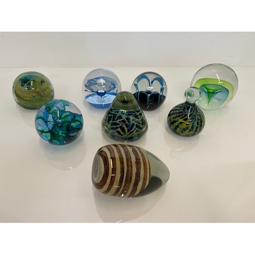 497 - A collection of 8 glass paper weights, Modena, Caithness and Selkirk Glass.

This lot is available f... 