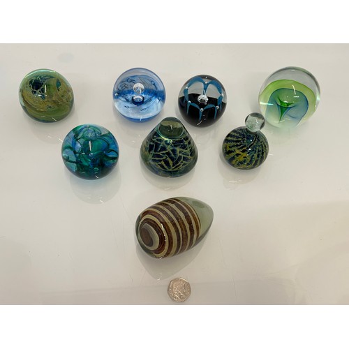 497 - A collection of 8 glass paper weights, Modena, Caithness and Selkirk Glass.

This lot is available f... 