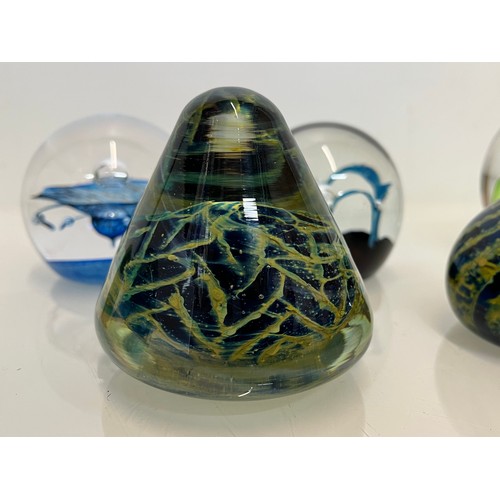 497 - A collection of 8 glass paper weights, Modena, Caithness and Selkirk Glass.

This lot is available f... 