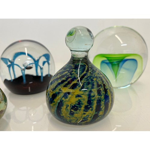 497 - A collection of 8 glass paper weights, Modena, Caithness and Selkirk Glass.

This lot is available f... 