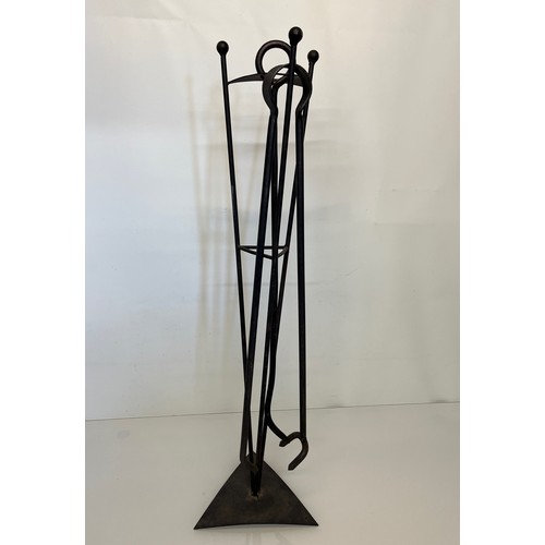 182 - A large modern blacksmith made wrought iron fireside companion set on stand.

This lot is available ... 