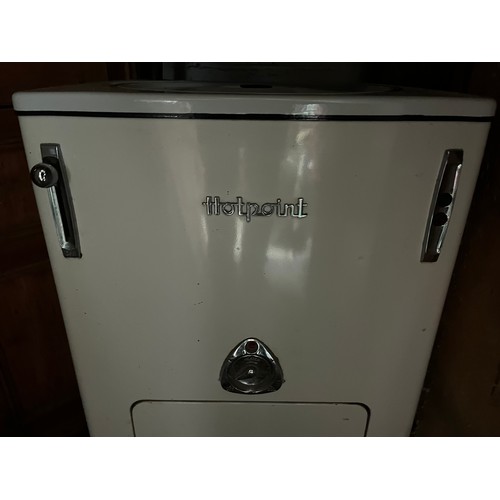 185 - A white enamelled Hotpoint washing machine and mangle.

This lot is collection only.