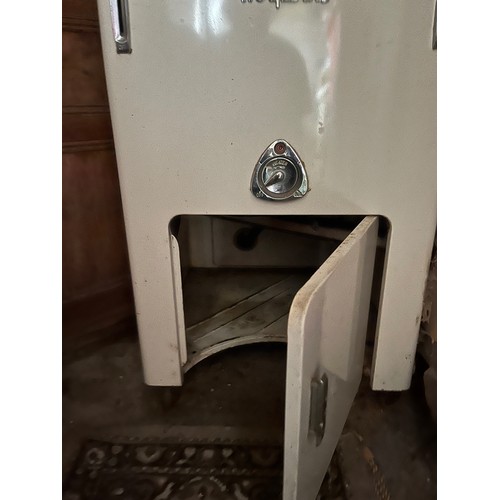 185 - A white enamelled Hotpoint washing machine and mangle.

This lot is collection only.