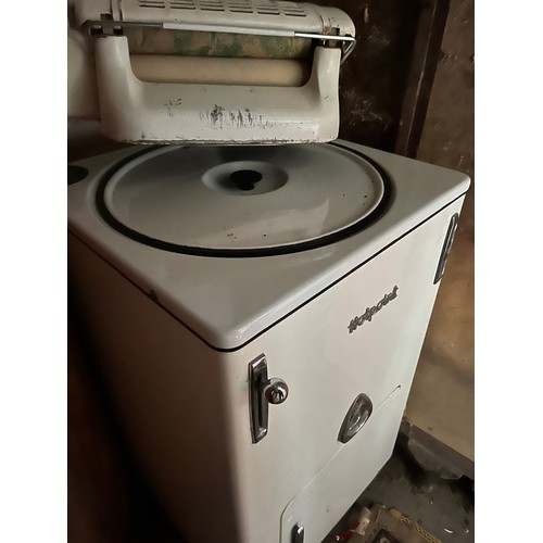 185 - A white enamelled Hotpoint washing machine and mangle.

This lot is collection only.