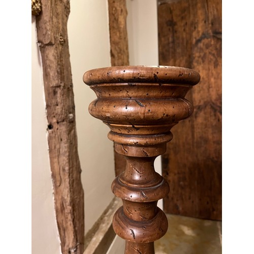 218 - Large turned wooden stand 100cm tall 17 cm diameter at the top and 30 cm diameter at the base.

This... 