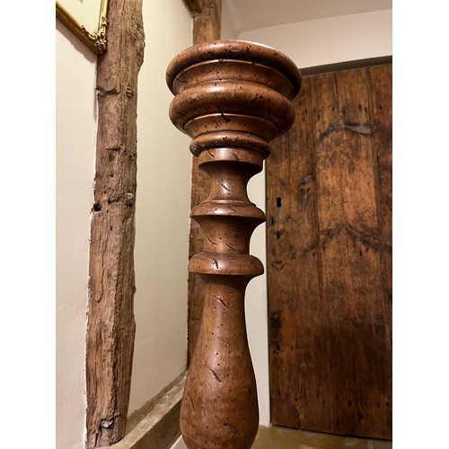 218 - Large turned wooden stand 100cm tall 17 cm diameter at the top and 30 cm diameter at the base.

This... 