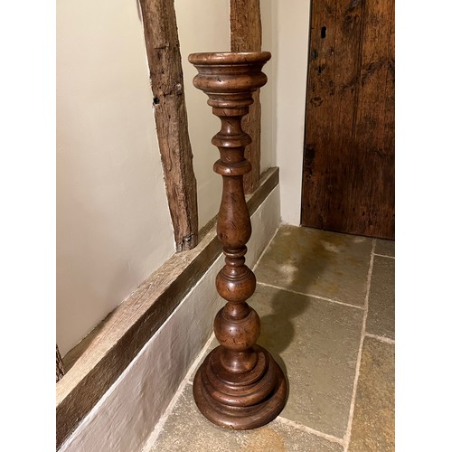 218 - Large turned wooden stand 100cm tall 17 cm diameter at the top and 30 cm diameter at the base.

This... 