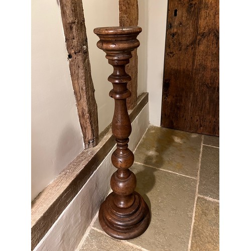 218 - Large turned wooden stand 100cm tall 17 cm diameter at the top and 30 cm diameter at the base.

This... 