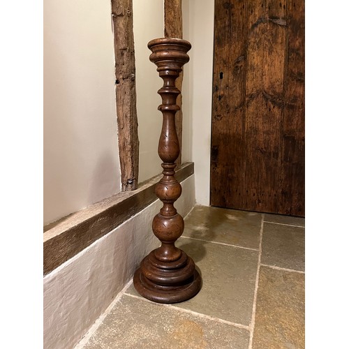 218 - Large turned wooden stand 100cm tall 17 cm diameter at the top and 30 cm diameter at the base.

This... 