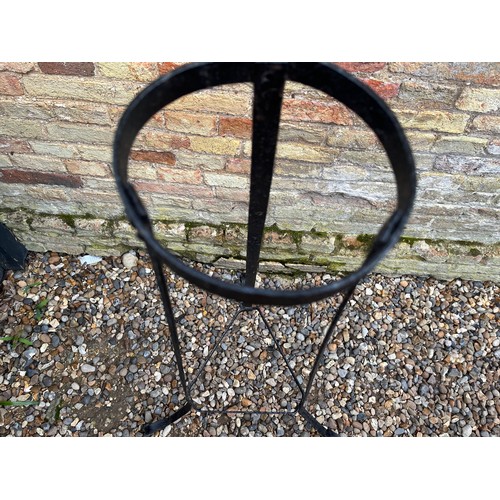 519 - Wrought iron Jardinere stand 108 cm high 14 cm dia at the top.

This lot is collection only.